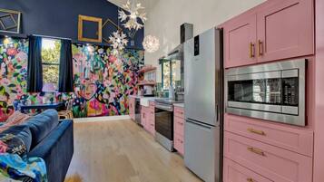 Frigorífico, microondas, horno y placa de cocina