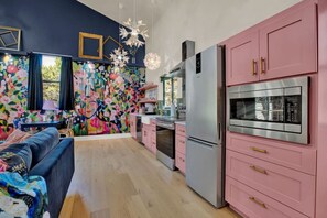 Geladeira, micro-ondas, fogão, cooktop