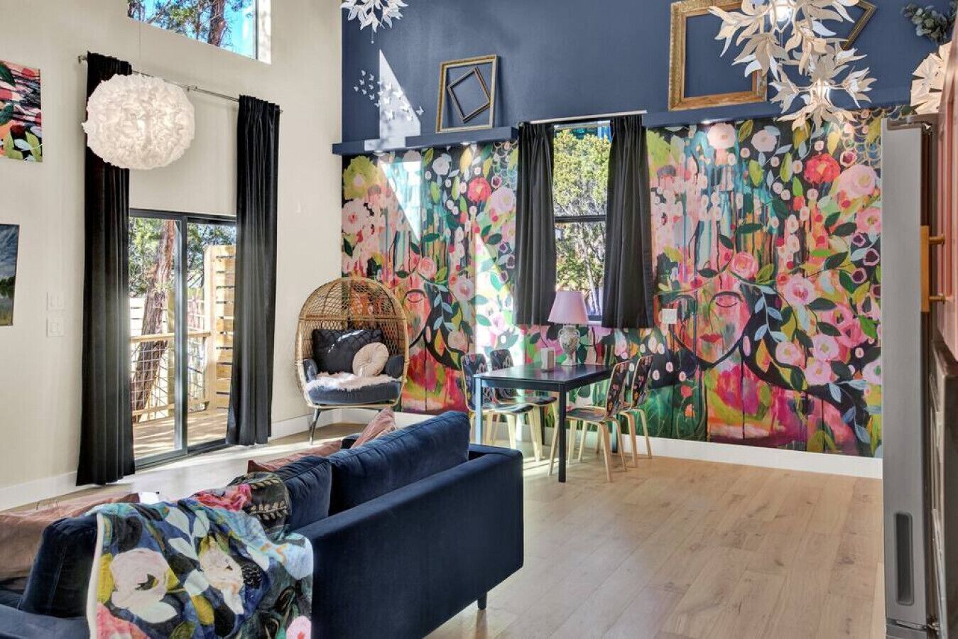 Smart TV, livros, aparelho de som