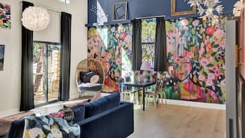 Smart TV, livros, aparelho de som