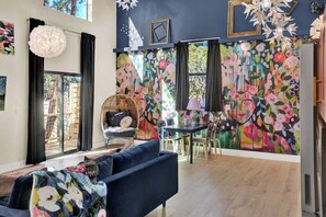 Smart TV, livros, aparelho de som