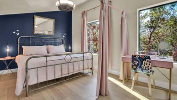 2 bedrooms, desk, iron/ironing board, free WiFi