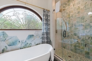 Hair dryer, towels, soap, shampoo - Magical Treehouse: Soaking Tubs & Swinging Daybed | Wimberley Hill Country (Wimberley)