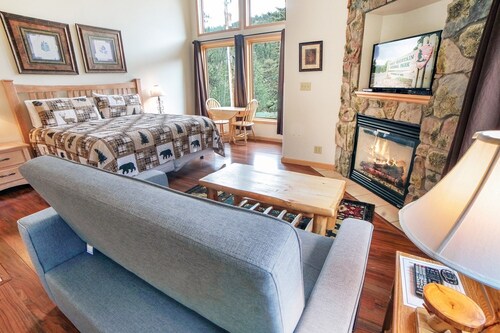 Deluxe Spa Suite with King Bed and 2 person Jetted Tub