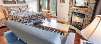 Deluxe Spa Suite with King Bed and 2 person Jetted Tub