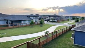 Un quartier résidentiel avec des maisons, une allée sinueuse et une clôture en bois.