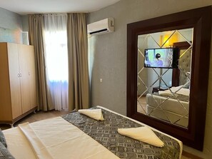 Habitación estándar con 1 cama doble o 2 individuales, 1 habitación, vistas a la ciudad | Ropa de cama de alta calidad, cortinas opacas, ropa de cama