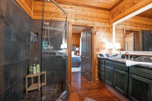 Badewanne, Haartrockner, Handtücher