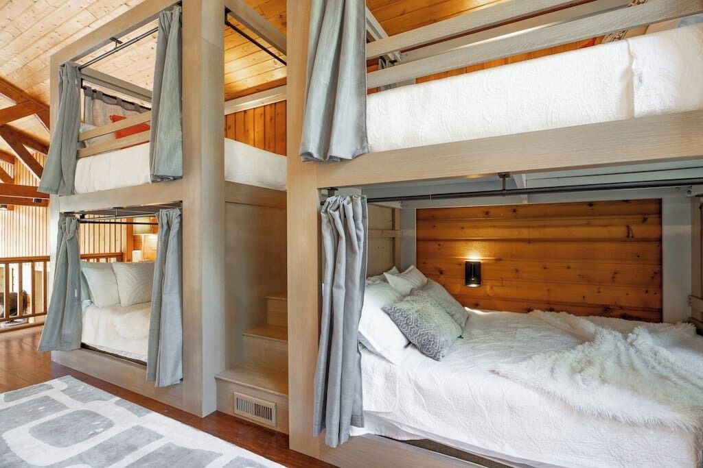 4 bedrooms, desk, iron/ironing board, WiFi