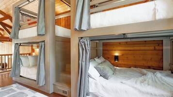 4 bedrooms, desk, iron/ironing board, WiFi
