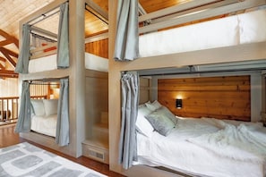 4 عدّة غرف نوم ومكتب ومكواة/لوح كي وواي فاي