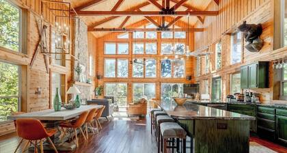 Beaver Lake Hideaway with Hot Tub and Kayaks