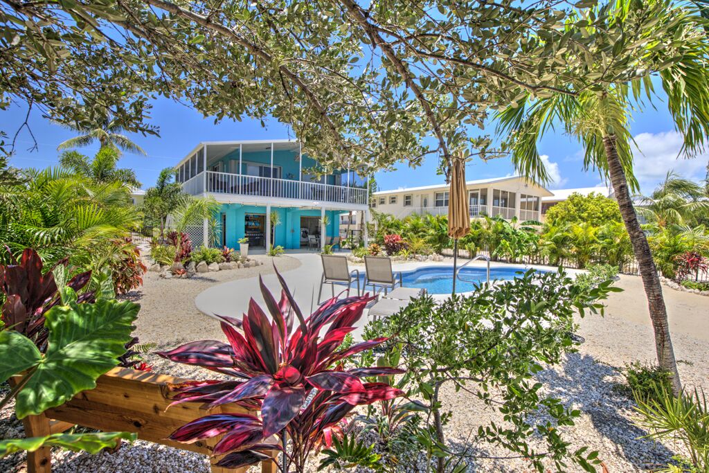 Ein Resort mit Pool, Außenbereich und tropischer Bepflanzung.