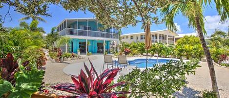 Ein Resort mit Pool, Außenbereich und tropischer Bepflanzung.