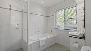 Bathtub, hair dryer - Aqua Shores Penthouse (Mollymook Beach)