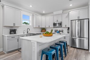 Kjøleskap, mikrobølgeovn, ovn og kokeplater