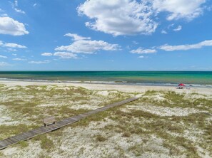 Nær stranden, solsenger og strandhåndklær