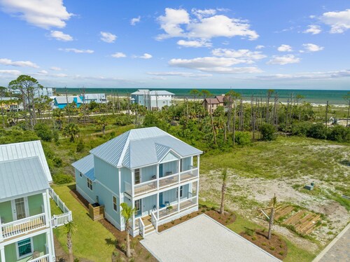 Super Cute House on the Cape - Walk to Beach - Dog Friendly!