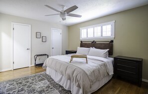 4 bedrooms, desk, free WiFi, bed sheets - Fantastic 4- bedroom home with AMAZING POOL! (Richardson)