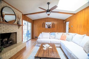 Smart TV - Fantastic 4- bedroom home with AMAZING POOL! (Richardson)