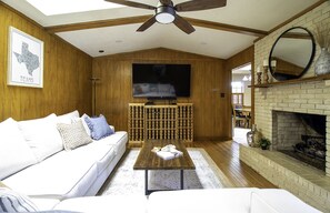 Smart TV - Fantastic 4- bedroom home with AMAZING POOL! (Richardson)