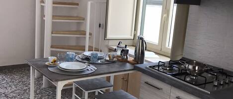 Kühlschrank, Mikrowelle, Herdplatte, Wasserkocher mit Kaffee-/Teezubehör