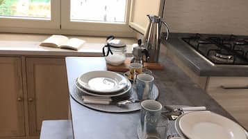 Frigorifero, microonde, piano cottura, macchina per tè/caffè