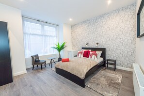 1 quarto, escrivaninha, ferros/tábuas de passar roupa, Wi-Fi de cortesia