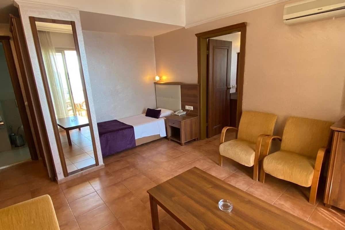 Family Suite, 1 Bedroom, Accessible | Living area