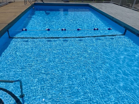 Una piscina al aire libre de temporada