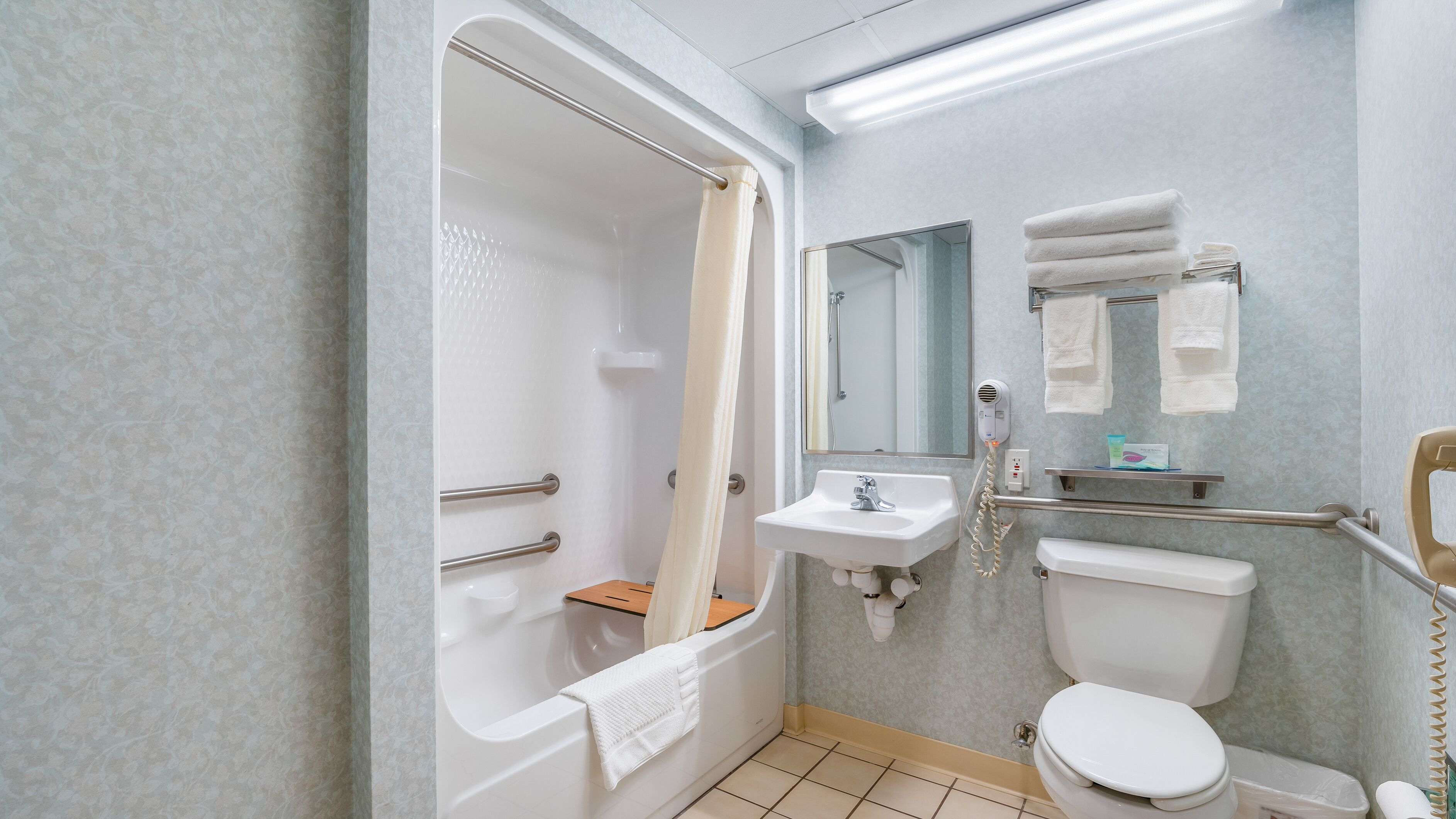 Un baño con bañera, lavabo, inodoro y zona de ducha.