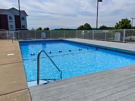 Una piscina al aire libre de temporada