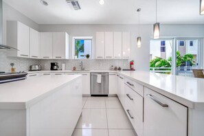 Fridge, microwave, oven, stovetop - POOL+HOT TUB+SAUNA+GYM! 1 MINUTE WALK TO BEACH! (Pompano Beach)