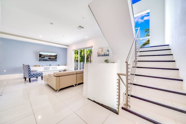 Interior - POOL+HOT TUB+SAUNA+GYM! 1 MINUTE WALK TO BEACH! (Pompano Beach)