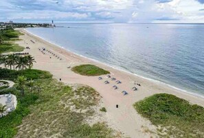 Playa en los alrededores, camastros y toallas de playa