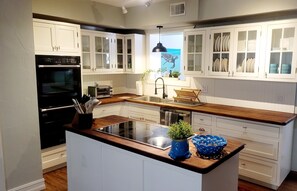 Fridge, microwave, oven, stovetop - Relaxing home with pool - 3/3, 6 miles to Islamorada and 3 miles to Key Largo (Tavernier)