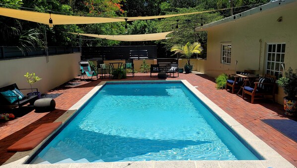 Una piscina al aire libre