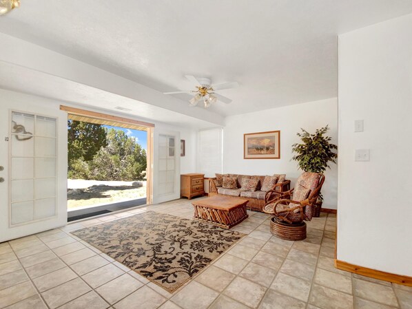 Apartamento, varias camas, vistas a la montaña | Interior