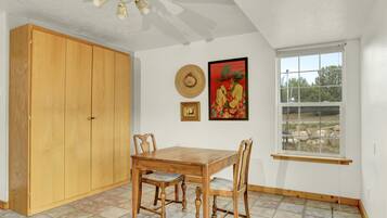 Apartamento, varias camas, vistas a la montaña | Restauración