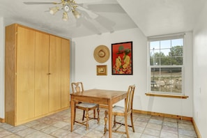 Appartement, plusieurs lits, vue montagne | Restauration