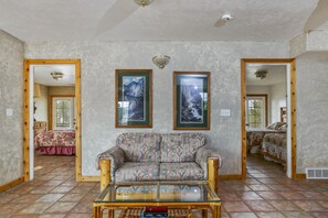 Appartamento, letti multipli, accesso alla piscina, vista montagna | Interni