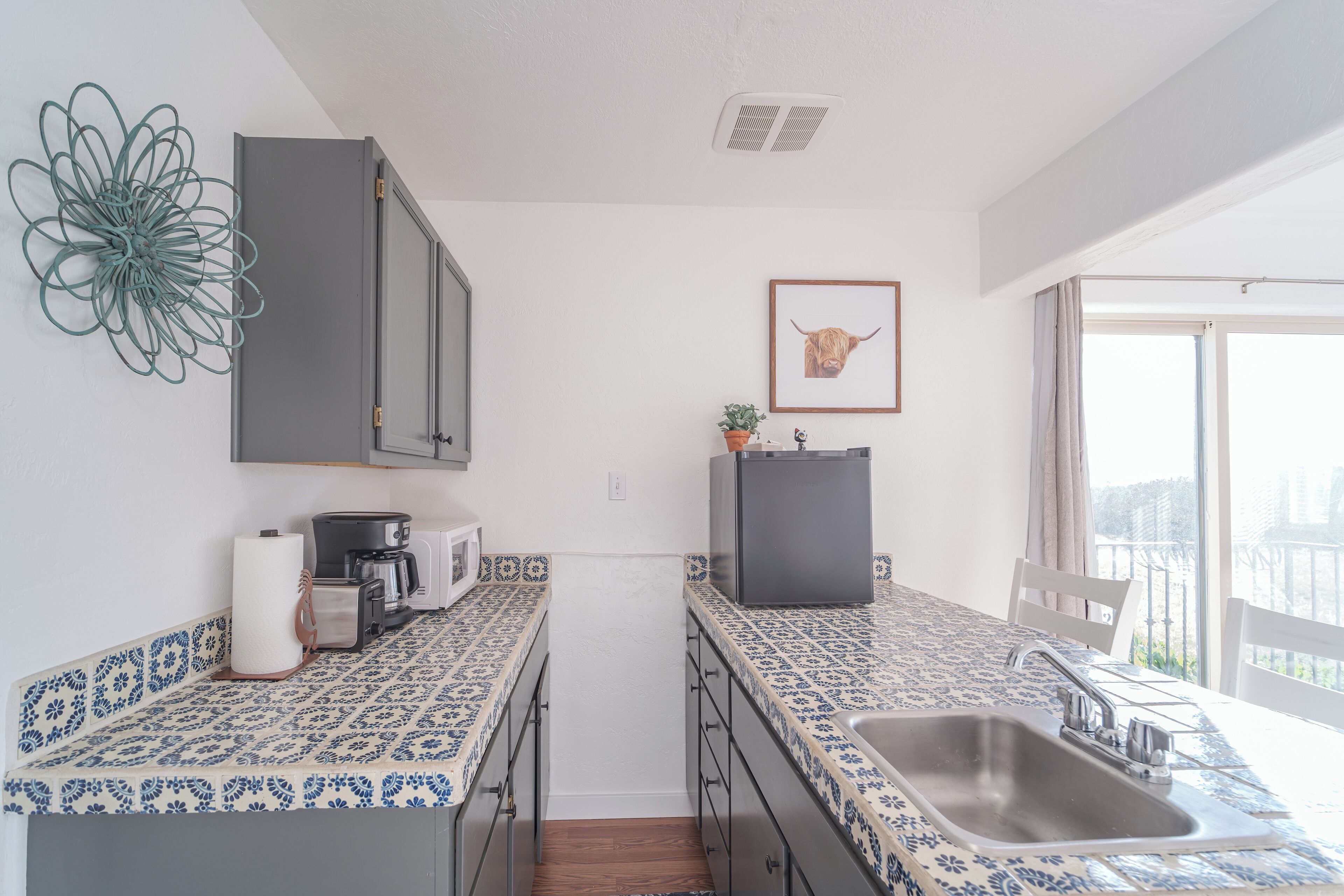 Refrigerador, microondas, cafetera y tetera y utensilios de cocina 