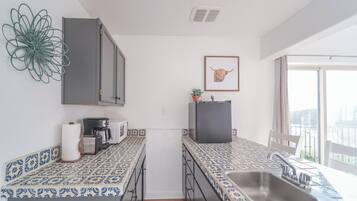 Refrigerador, microondas, cafetera y tetera y utensilios de cocina