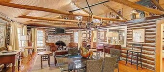 Happy Landing, cheerful two bedroom cabin w/ pool