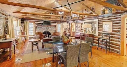 Happy Landing, cheerful two bedroom cabin w/ pool