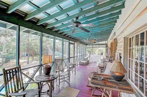 Happy Landing, cheerful two bedroom cabin w/ pool