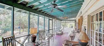 Happy Landing, cheerful two bedroom cabin w/ pool