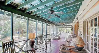 Happy Landing, cheerful two bedroom cabin w/ pool