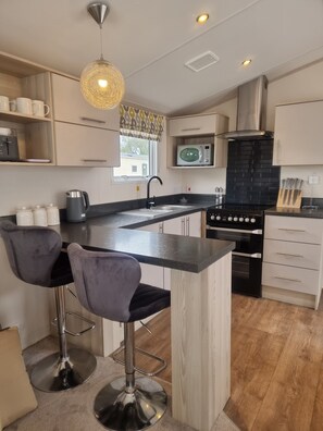 Fridge, microwave, oven, stovetop - 3 Bedroom Static Caravan at Hoburne Devon Bay, Paignton. (Devon)