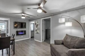 Smart-tv, een open haard en een printer